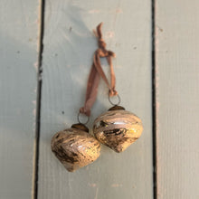 Load image into Gallery viewer, Christmas Suhana Bauble
